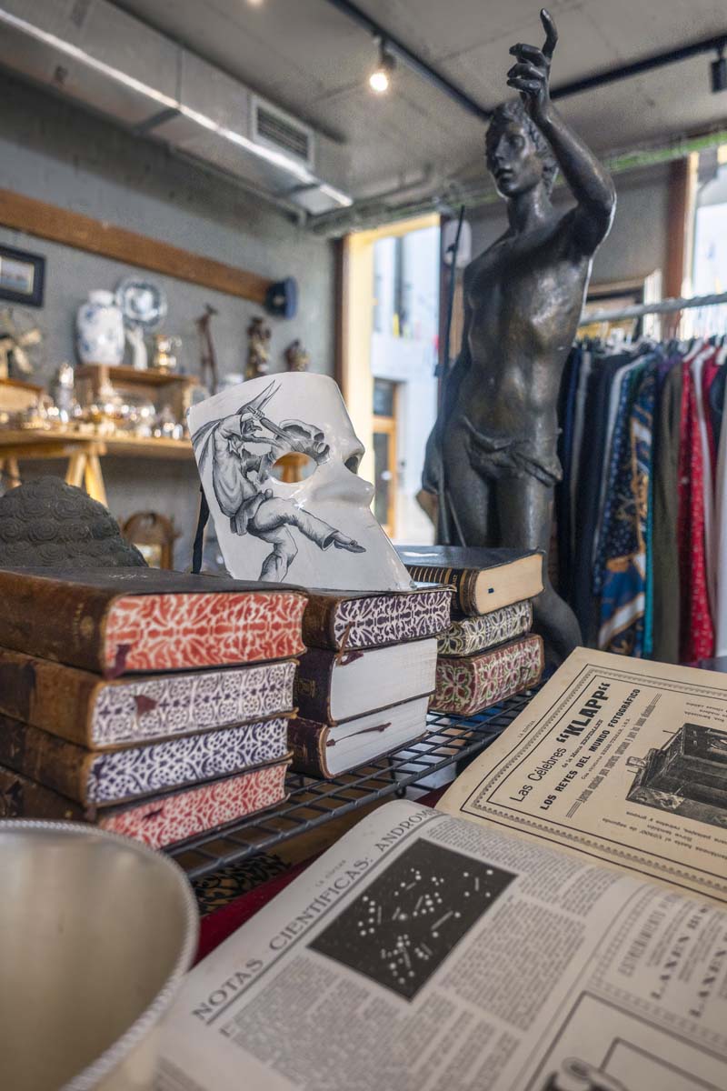 Image of books from one of the Tapinería Market stores